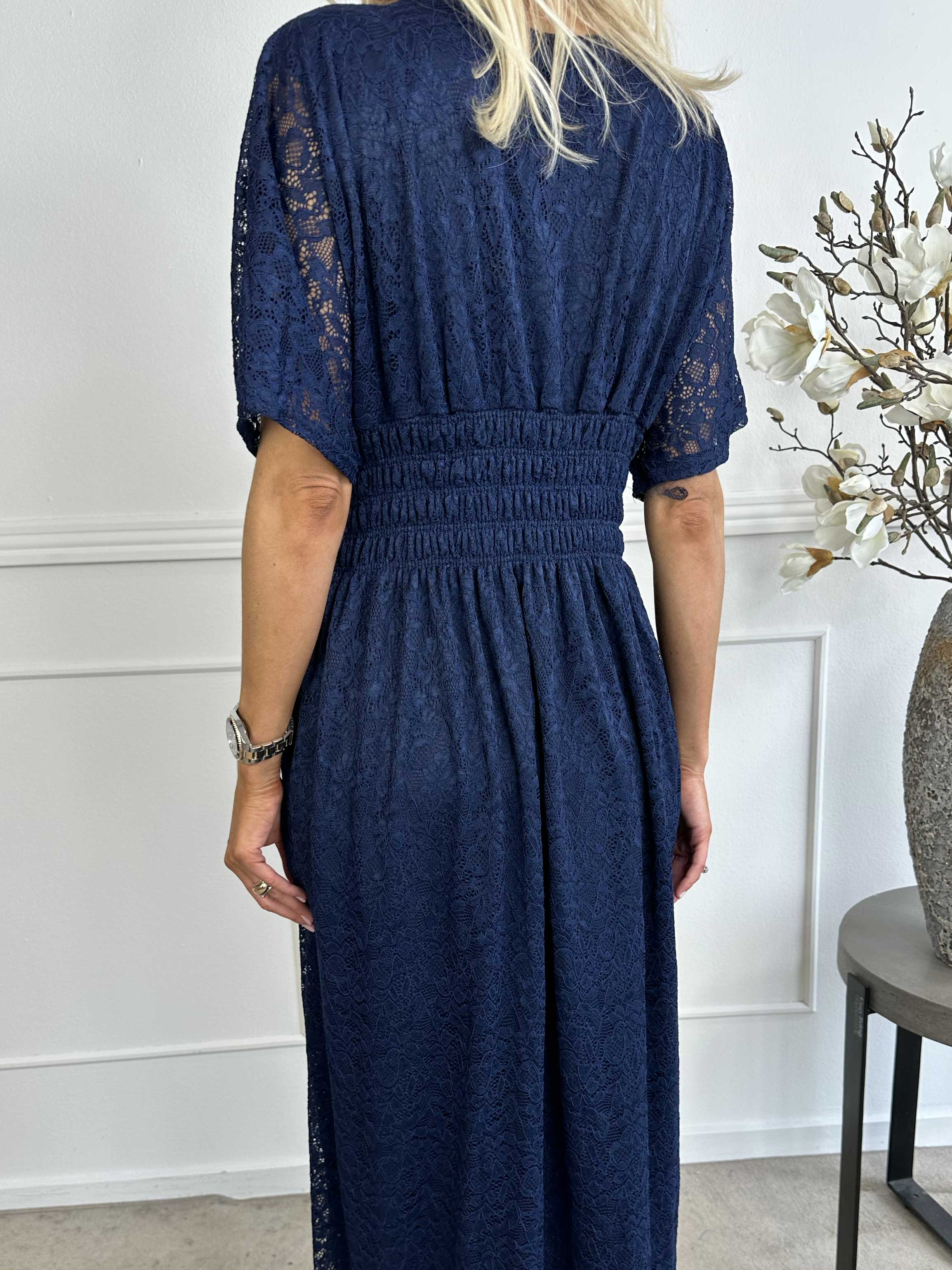 Pams Lace - Lång spetsklänning med smock under bysten